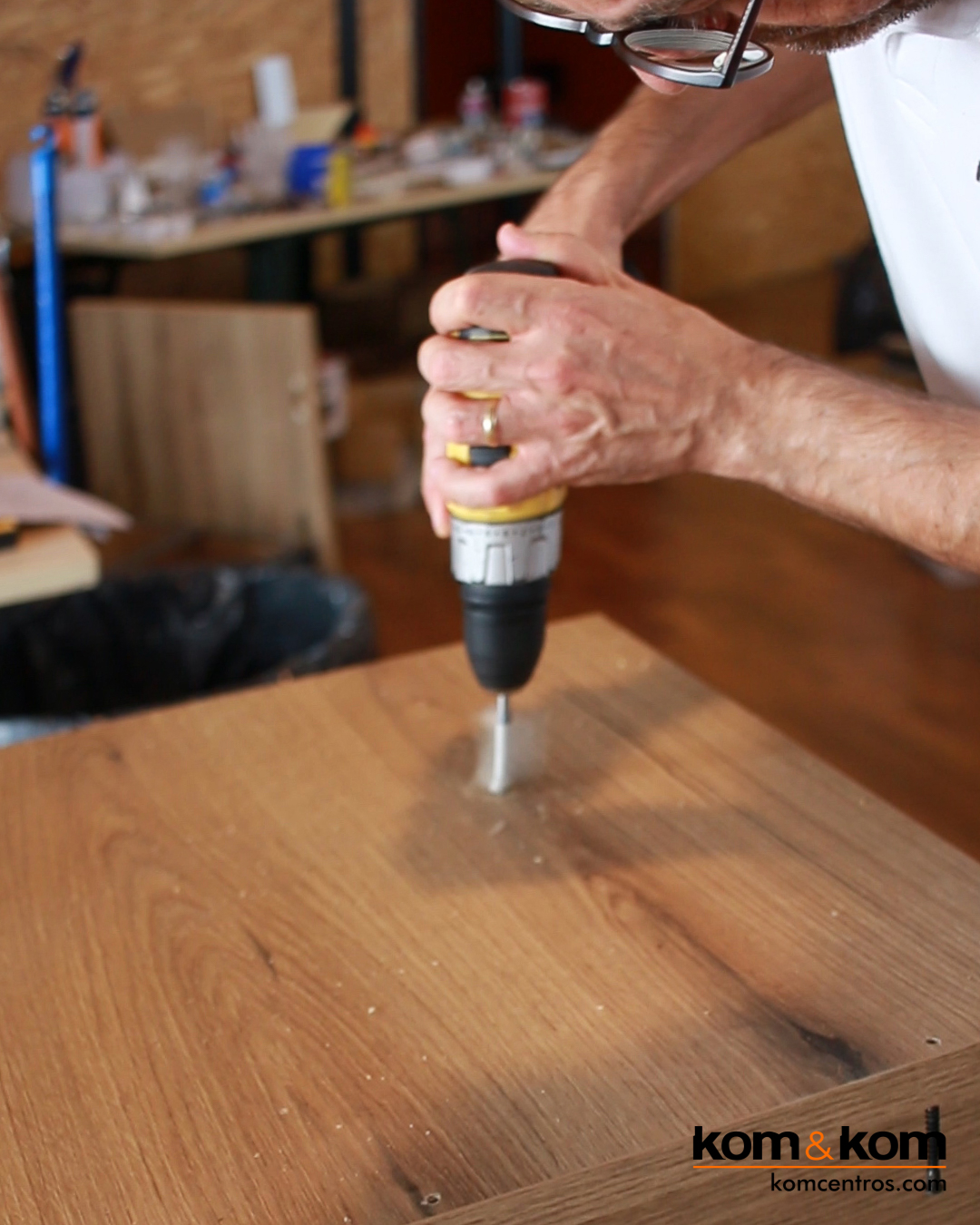 Carpintero trabajando la madera en el taller de Kom&Kom